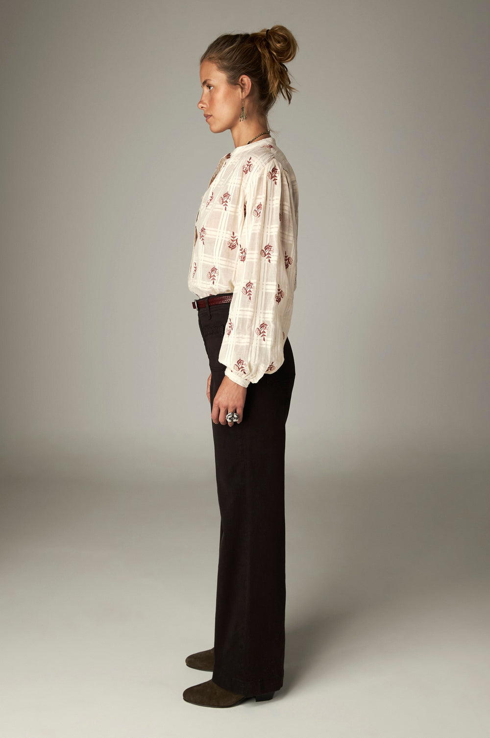 MAISONHOTEL-ECOMMFW26-DAY2_007_BIRDIEWHITE_GIULIETTACOFFEE_LEOPOLDCOGNAC_1098