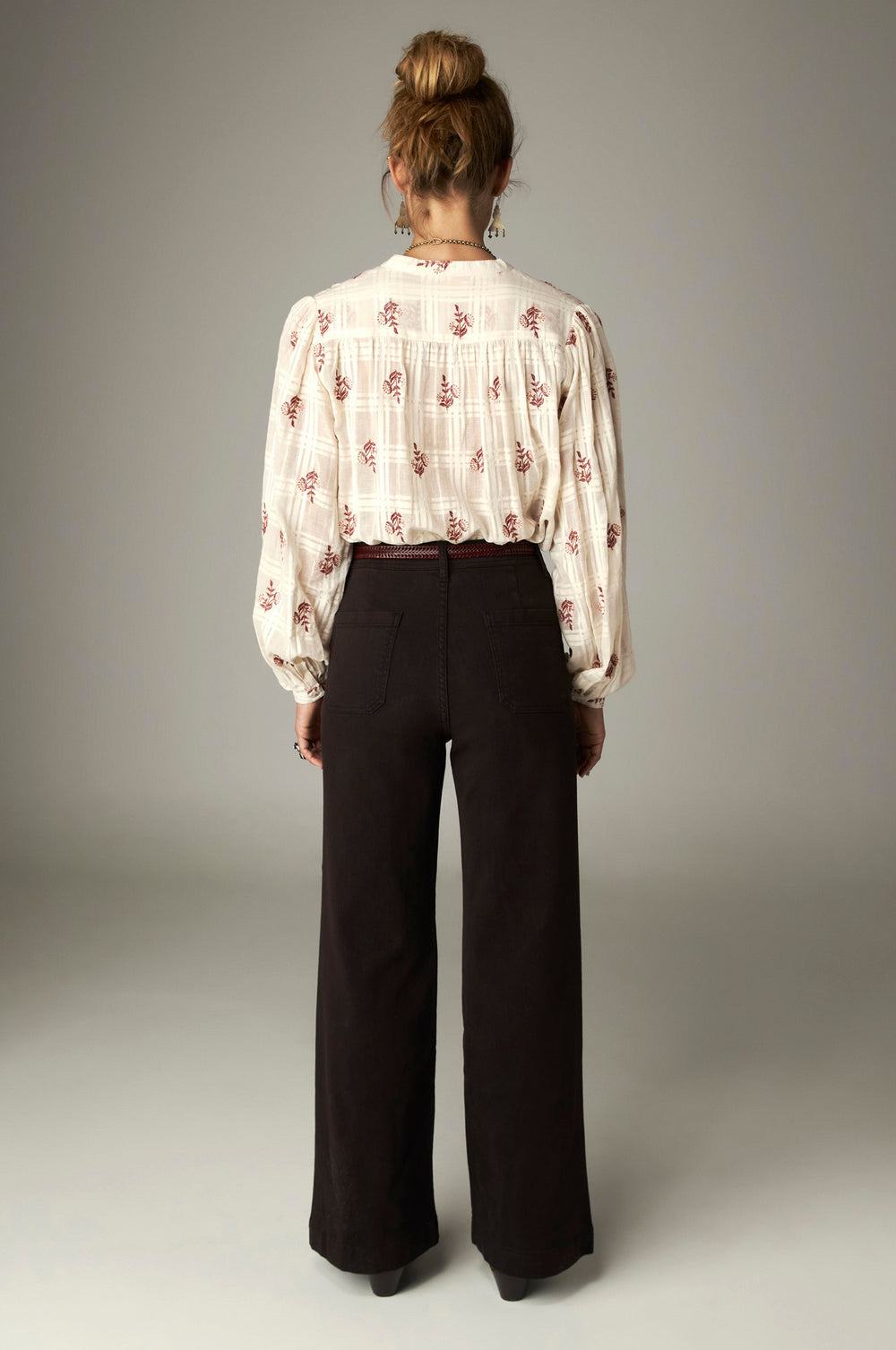 MAISONHOTEL-ECOMMFW26-DAY2_007_BIRDIEWHITE_GIULIETTACOFFEE_LEOPOLDCOGNAC_1129_f5b5aacf-1e42-4e17-8da1-8e06b0427757
